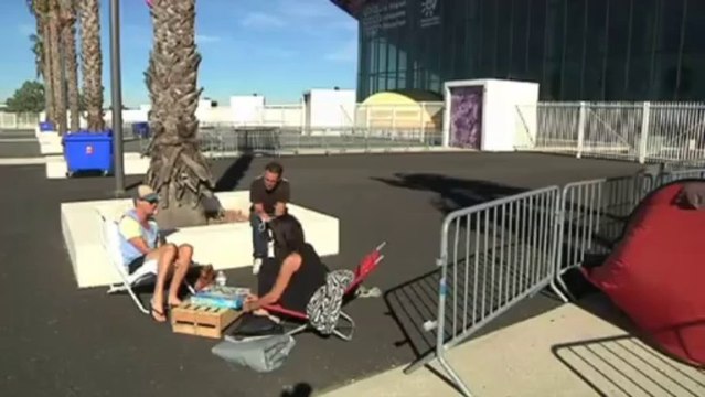 Les fans de Mylène Farmer campent devant l'aréna 2 semaines avant le concert