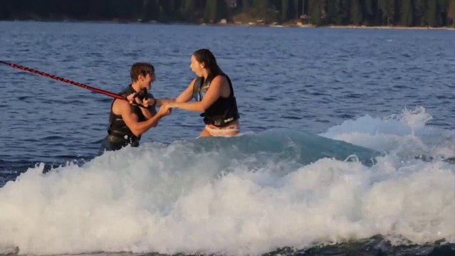 Demande en mariage pendant une session de Wakesurf en bateau
