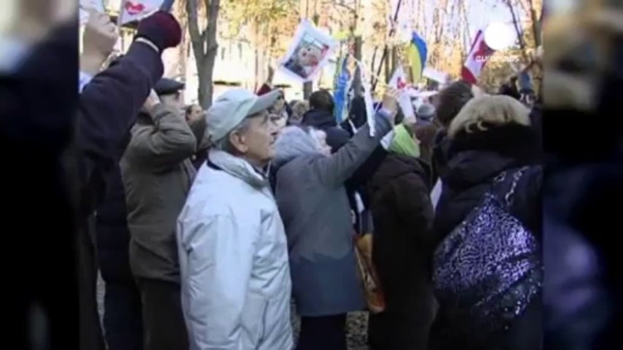 Bruselas presiona a Yanukovich para que reconsidere el...
