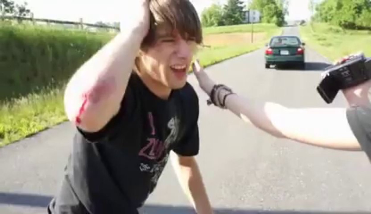 Sauter au dessus d'une voiture et atterrir sur la tête... FAIL!!