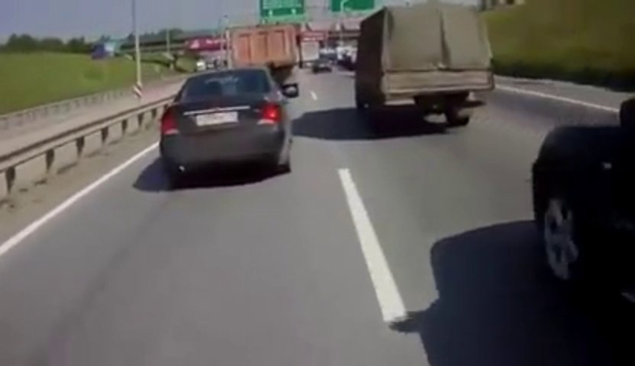 Doubler sur l'autoroute en moto.. et se faire renverser!! Gros fail...