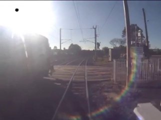 Il évite un train de justesse et passe près d'une mort certaine!!