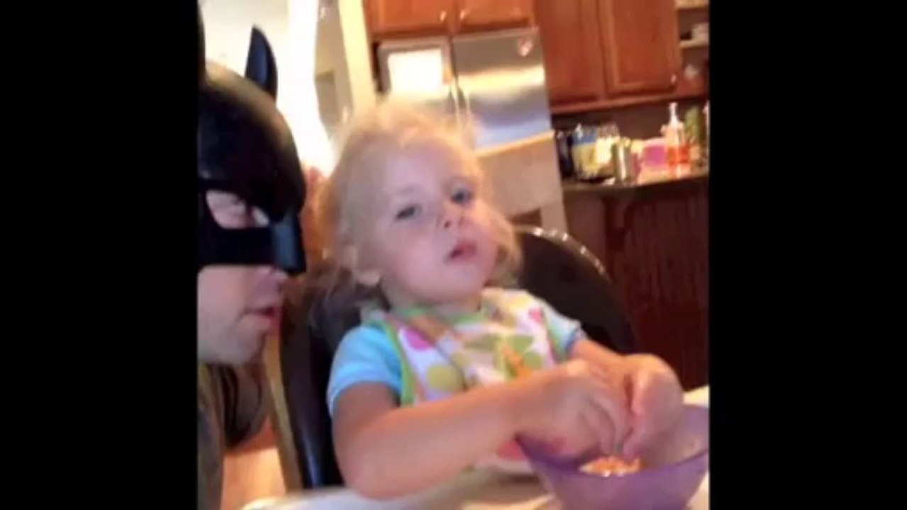 Les meilleurs moments de BatDad, le papa batman sur Vine!! Trop drôle!!