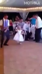 МОТИКА: Мало девојче игра, растура на свадба. Едноставно брилијантно.