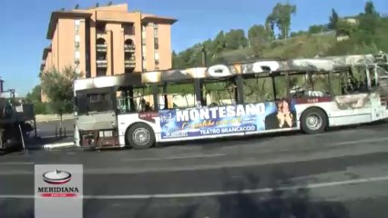 Autobus dell’Atac in fiamme alla Muratella