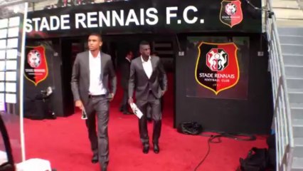 Arrivée au stade des joueurs, coup d'envoi dans une heure!