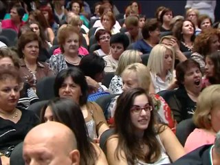 Η Χαρούλα Αλεξίου τραγουδά και ενημερώνει για τον καρκίνο του μαστού