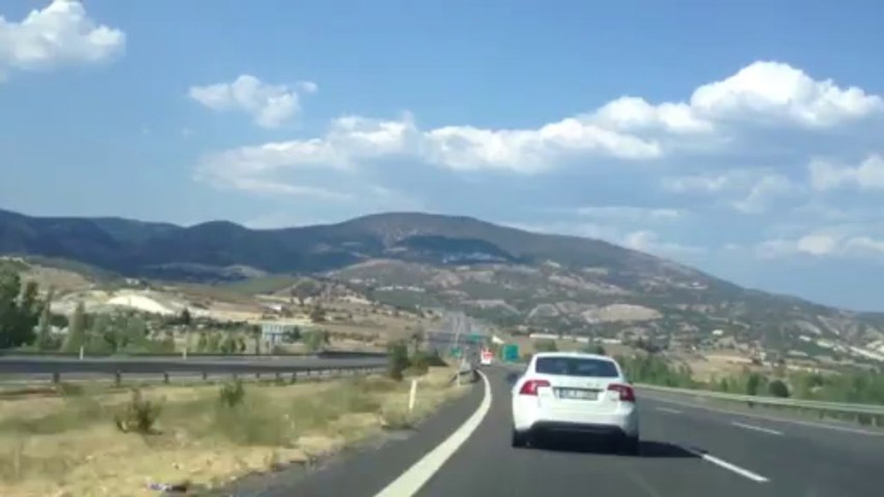 Kalbine  sürgün .......SENi sevmek, yalnizligin soguk kollarindan siyrilip nefes alabilmek; gecenin yildizlari altinda SENi özlemektir