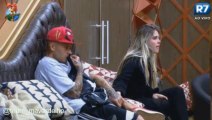 Mateus segura a mão da Barbara depois da DR, noite 20/09