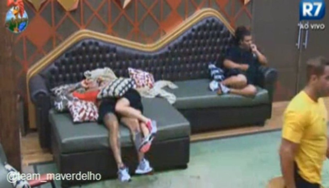 Barbara e Mateus conversando de conchinha com Gominho. 20/09
