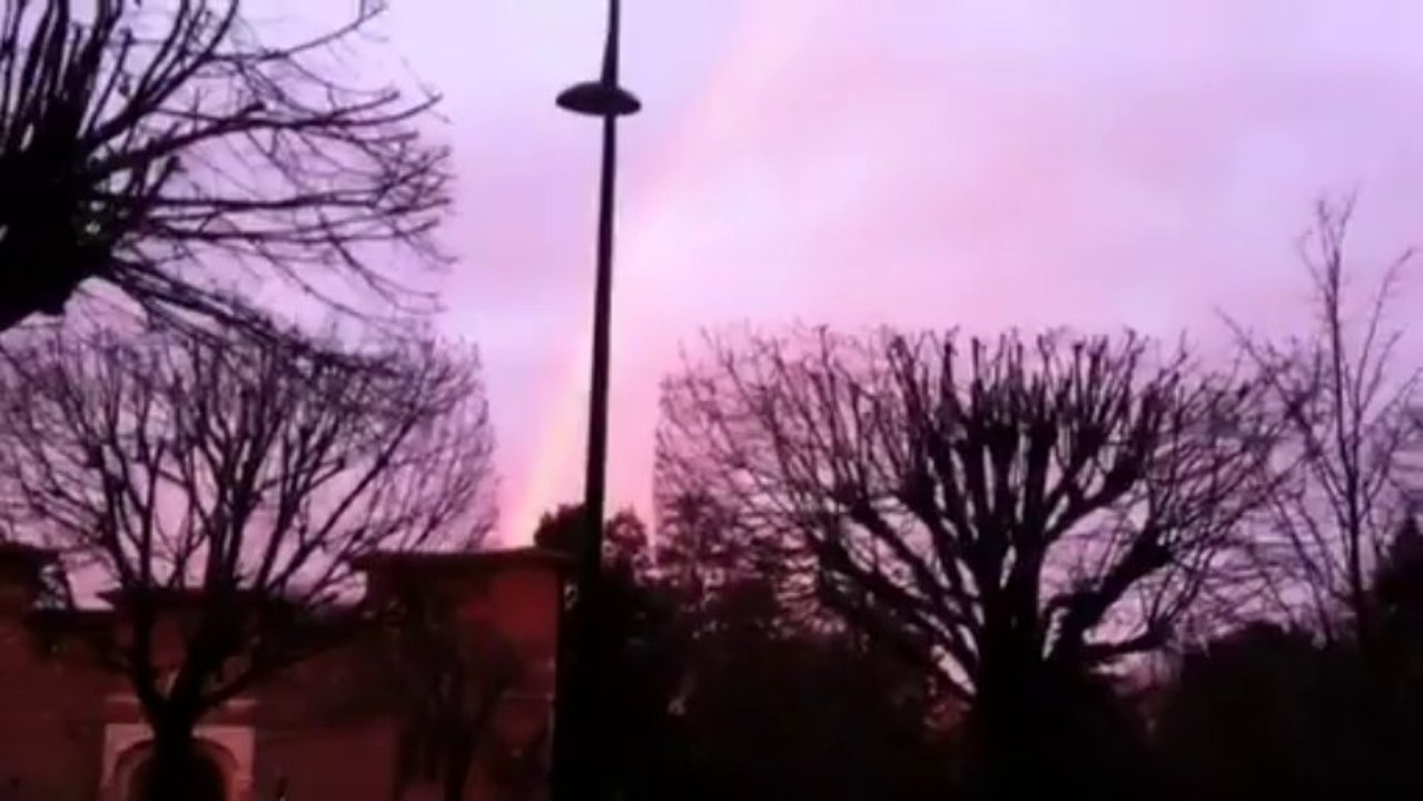 Le dôme, mis à nu dans un jeu d'eau et de lumière