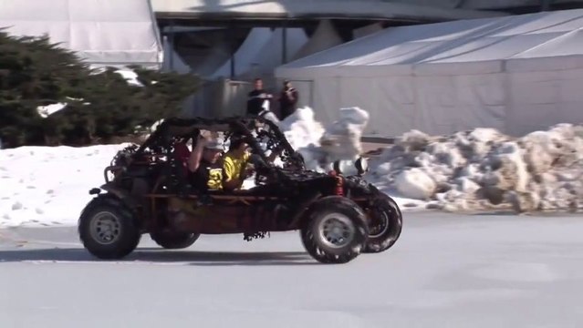 Un buggy coule dans un lac gelé