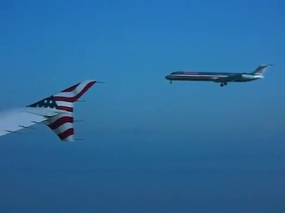 Two jetliners landing side by side at San Francisco Airport!! Virgin Atlantic - American Airlines