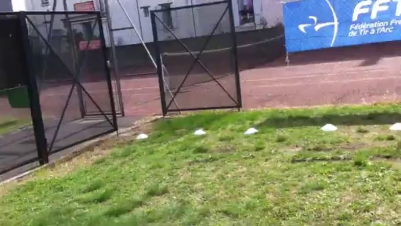 Journée portes ouvertes initiation tir à l'arc US-GAZELEC Paris/Plaine-Saint-Denis / Les bénévoles installent le site