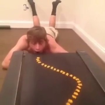 Manger ses Curlys façon jeu d'arcade!! Tapis de course et gateaux apéros!!