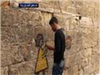 رسام يحاول إعادة الحياة إلى أحياء حلب