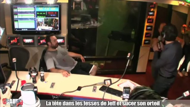 La tête dans les fesses de Jeff et sucer son orteil - C'Cauet sur NRJ