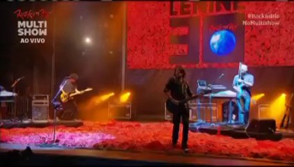 Lenine abre show tocando Chão