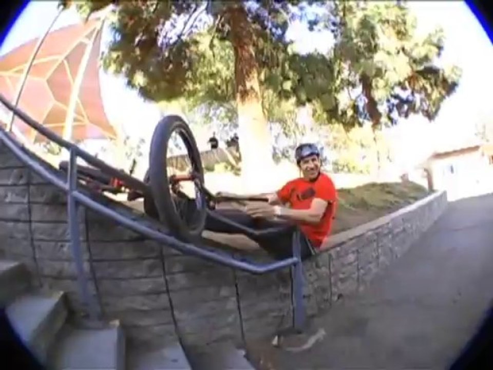 Grosse série de Fails en BMX sur une rampe d'escalier!! Réussir le grind!!