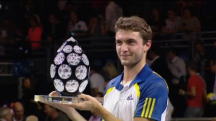 Simon stuns Tsonga