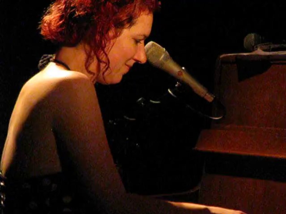 Geneviève Morissette chante "Ca veut pu" à A Thou Bout d'Chant, Lyon le 21 septembre 2013