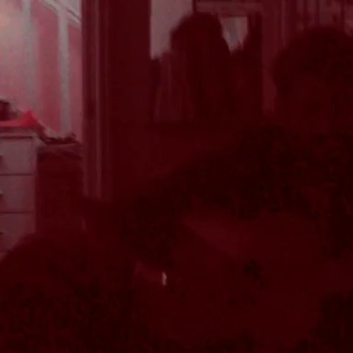 "La camisa negra" de Juanes, interprétée par Anthony à la guitare et Javier.