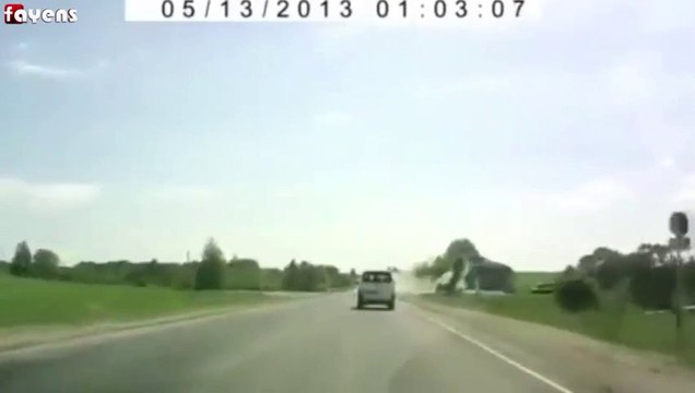 Car launched in the air after losing control and crash!
