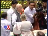 Tv9 Gujarat - LK Advani & Nitish Kumar greet each other at NIC