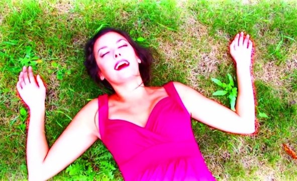 L'Amour est dans le pré, Kaamelott... la speakerine présente les programmes du soir !