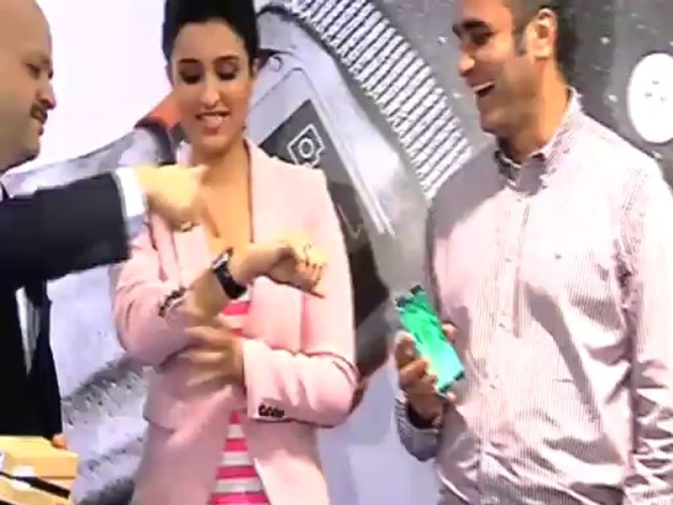 Parineeti Chopra launches the all new Samsung Note 3 in Mumbai