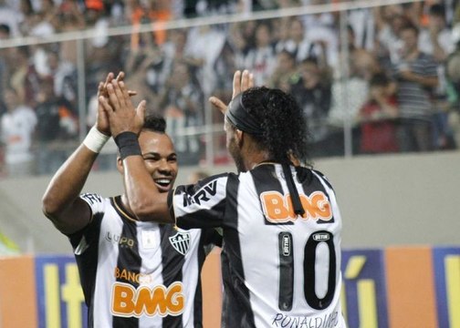 La passe décisive géniale de Ronaldinho !