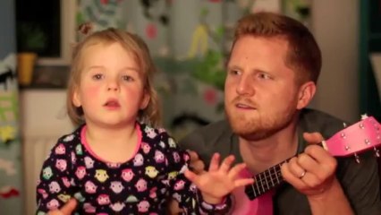 Une petite fille est son papa chantent Tonight You Belong to Me! trop migon!