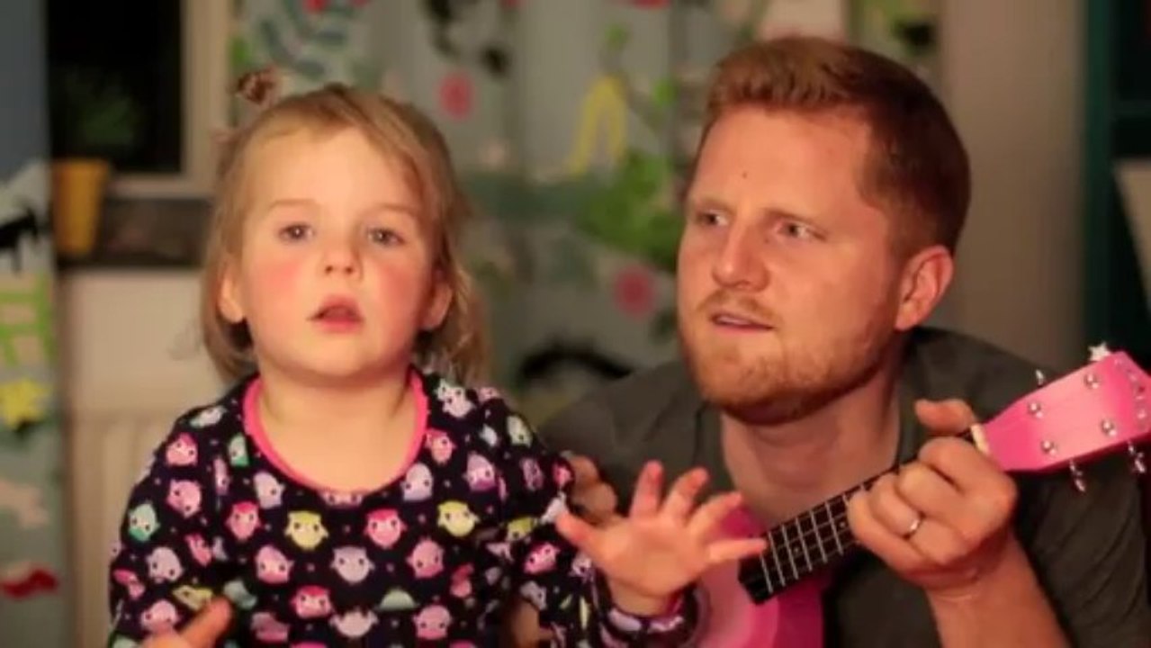 Une petite fille est son papa chantent Tonight You Belong to Me! trop migon!