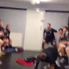 Jongler de la tête dans le vestiaire!