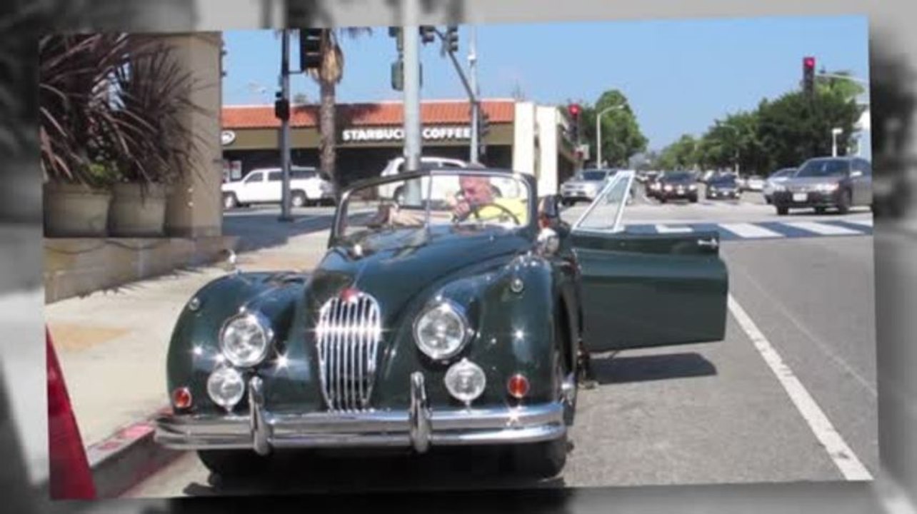 Harrison Ford erst im Oldtimer dann im Flugzeug