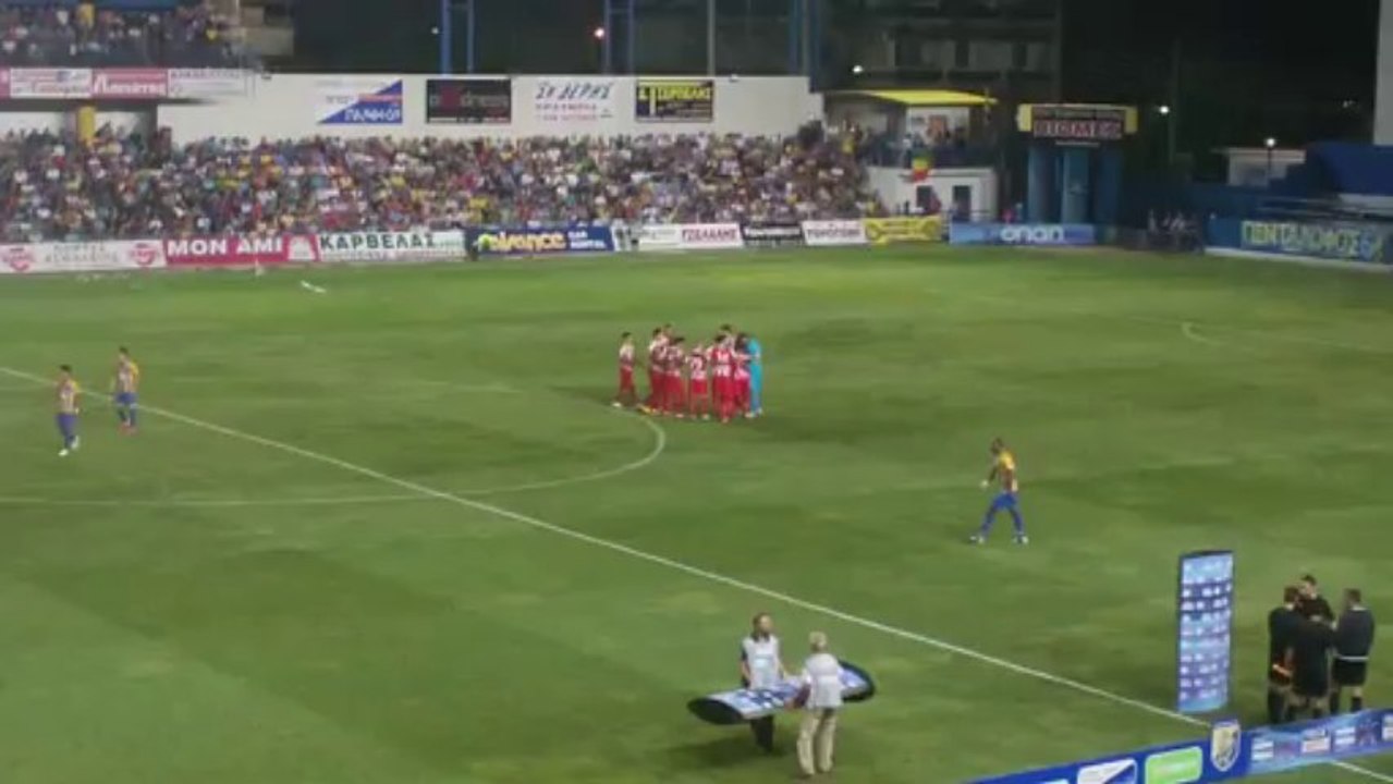 Οι παίκτες των δύο ομάδων λίγο πριν από τη σέντρα στο Αγρίνιο