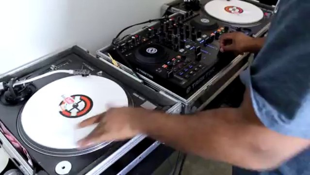 [YOUTUBE.COM/PRODUCERSANDDEEJAYS][ Native Instruments Traktor Kontrol S4 practice Scratch]