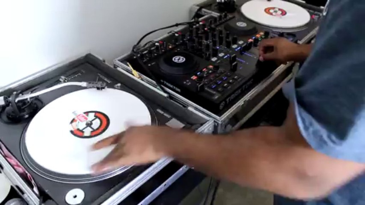 [YOUTUBE.COM/PRODUCERSANDDEEJAYS][ Native Instruments Traktor Kontrol S4 practice Scratch]