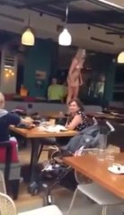 Νεαρό μοντέλο πήγε για καφέ ολόγυμνο σε καφετέρια της Γλυφάδας!