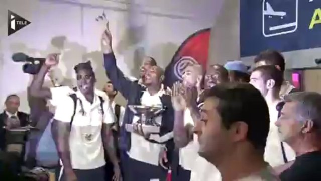 Les Bleus accueillis en héros