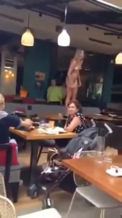 Γυμνό μοντέλο σε καφετέρια της Γλυφάδας