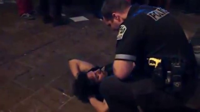 Un fanfaron bourré cherche les ennuis et se fait étalé en un coup de poing! Bien fait!