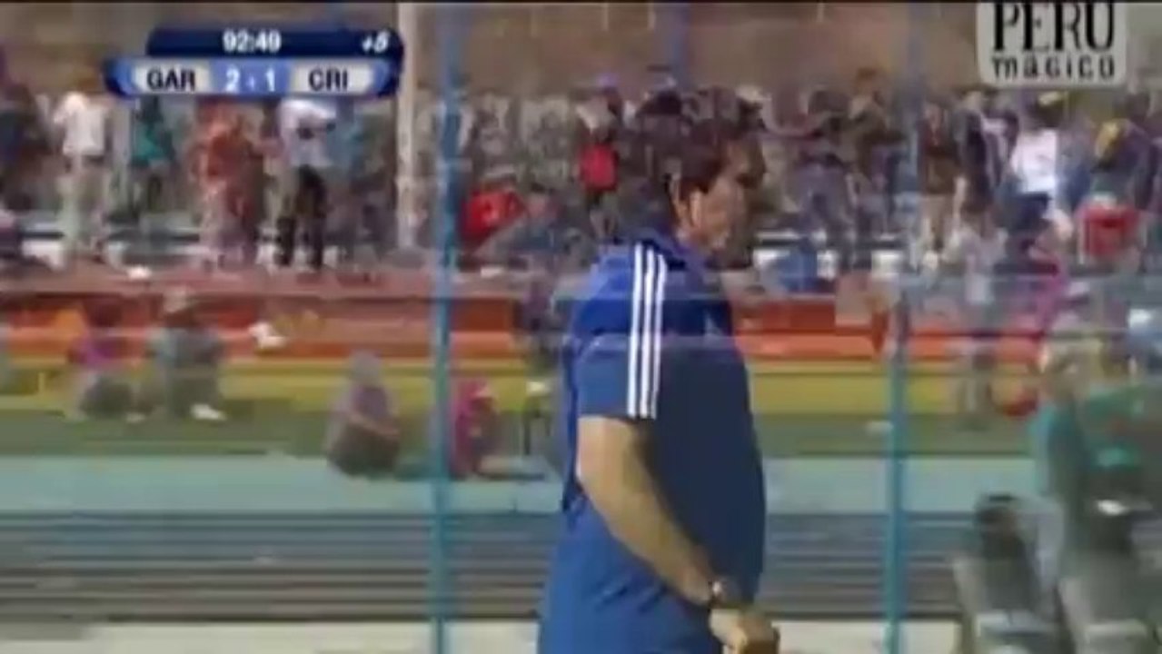 Peru: balljunge trickst gäste-keeper aus