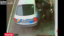 Un flic vole de l'essence devant les caméras.