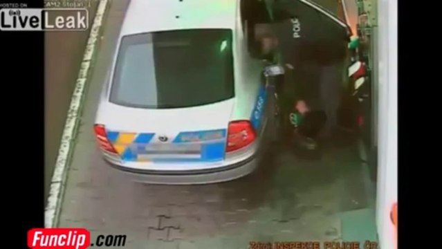 Un flic vole de l'essence devant les caméras.