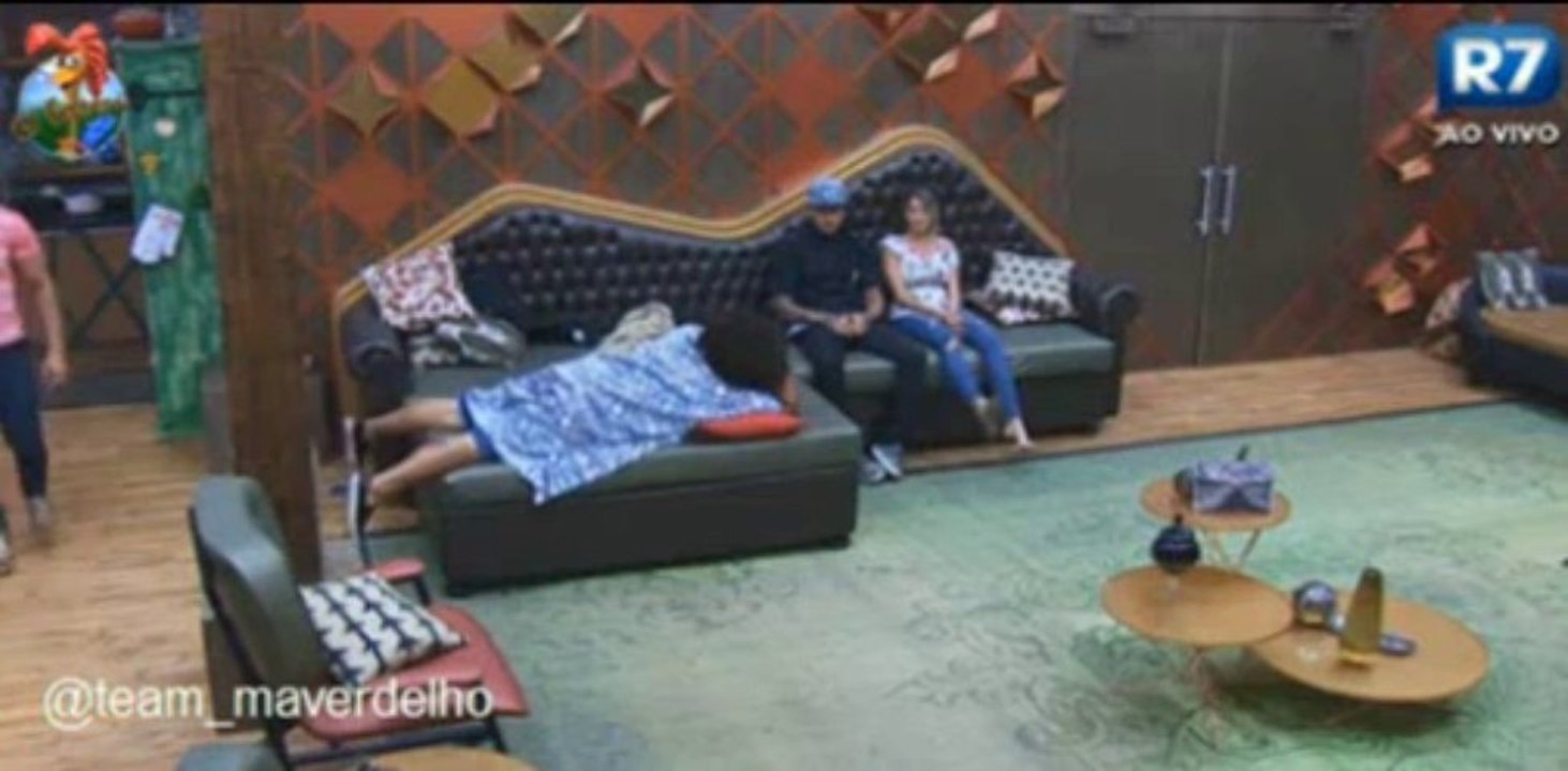 Barbara e Mateus na sala a noite, 23/09