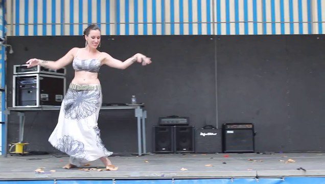 DEMONSTRATION DE DANSE ORIENTALE TRIBALE par Anjali Poppy