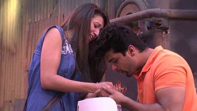 Bigg Boss 7 - Gauhar Khan Kushal Tandon Get Close