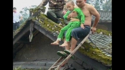 Télécharger la video: Typhoon Usagi causes flooding in southern China