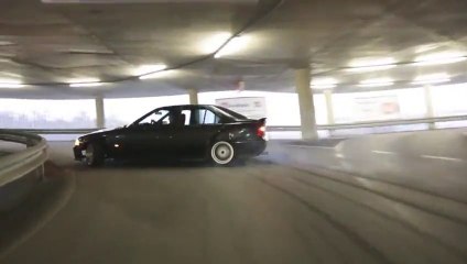 Скачать видео: Monter les étages d'un parking en un drift!!! Vive Fast And Furious!!